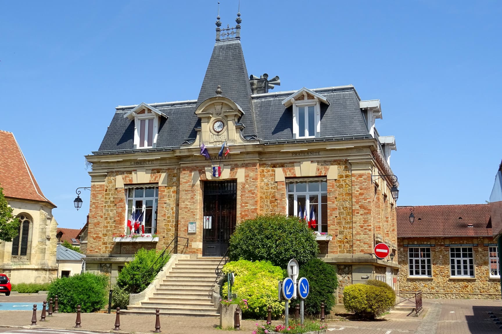 Artisan couvreur Scherrer intervenant à Maurecourt pour rénovation et nettoyage